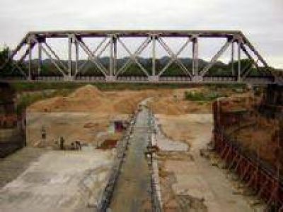 Salta : Dos polic�as arriesgaron sus vidas para sujetar a una mujer que se hab�a tirado de un puente