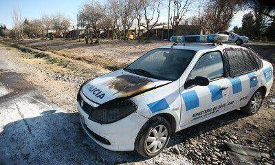 Una patrulla policial ardi� en llamas en el Acceso Sur debido a un desperfecto