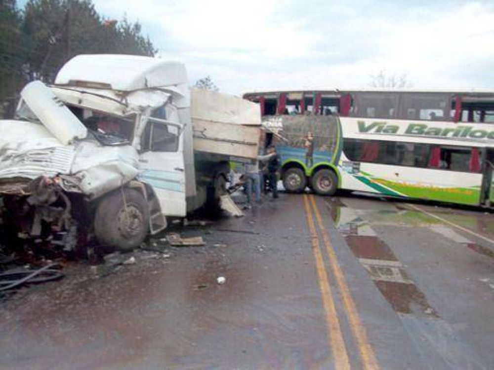 Sigue internado camionero brasile�o que choc� contra un colectivo