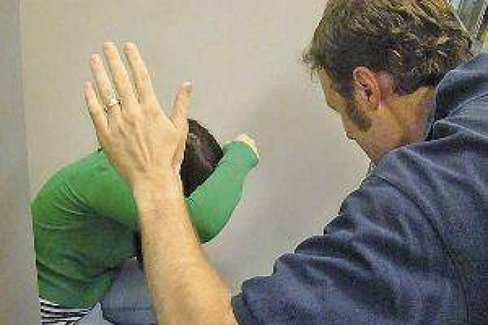 Volvi� a casa de madrugada y el marido le tir� con un lavarropas