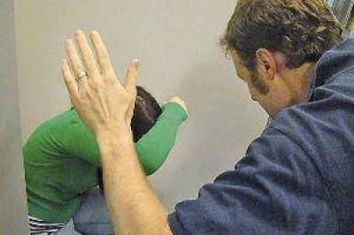 Volvi� a casa de madrugada y el marido le tir� con un lavarropas