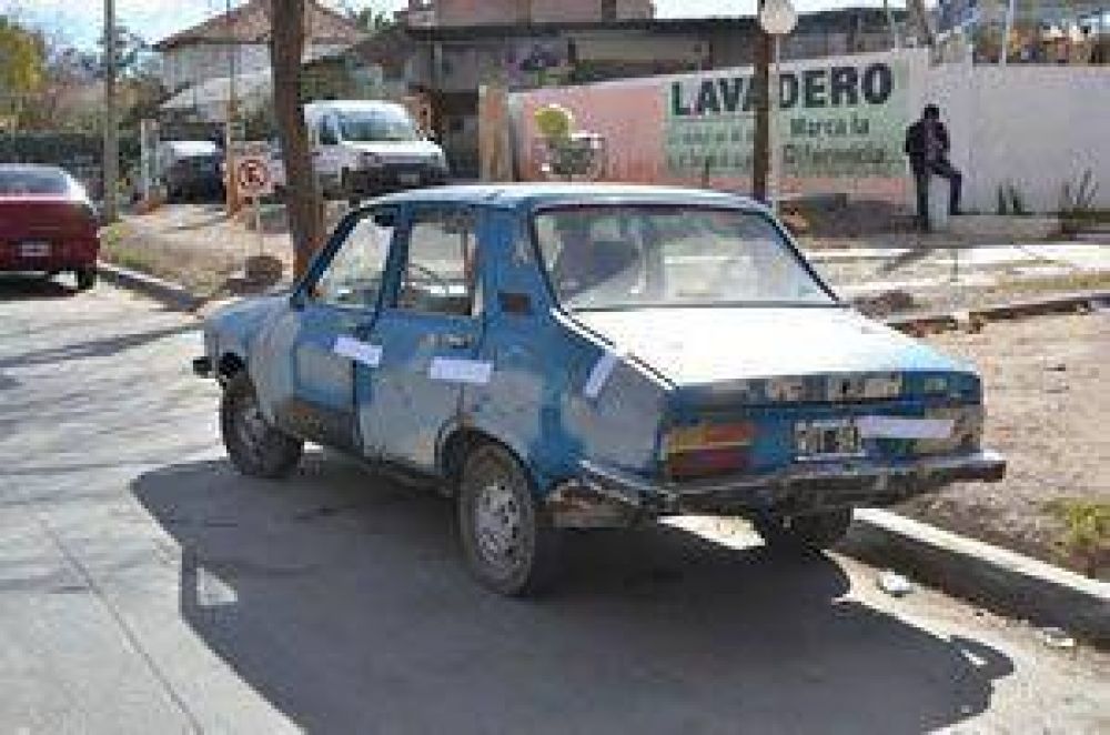  Sal�an en familia a robar bater�as de los veh�culos