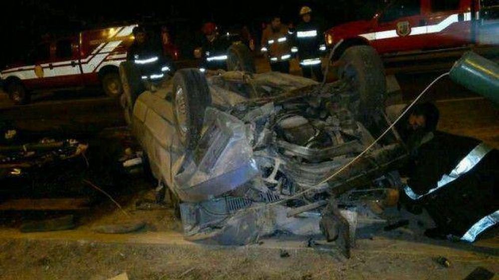Un auto con dos parejas j�venes volc� frente a la EDIRO