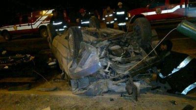 Un auto con dos parejas j�venes volc� frente a la EDIRO