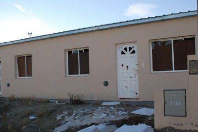 Vecinos reclaman soluciones para viviendas que fueron entregadas en mal estado