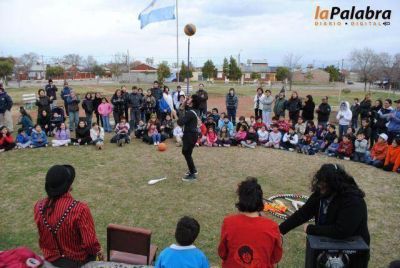 M�s de 100 ni�os festejaron su d�a en la plaza 1� de Mayo