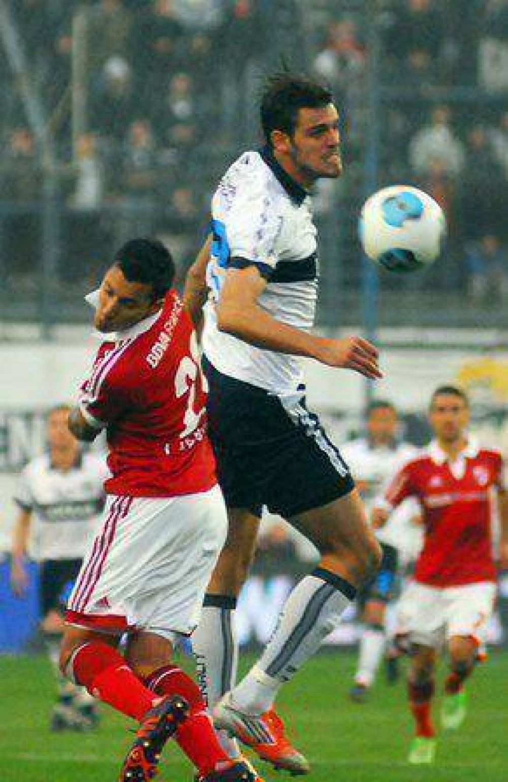 Gimnasia volvi� con todo y super� a River en La Plata