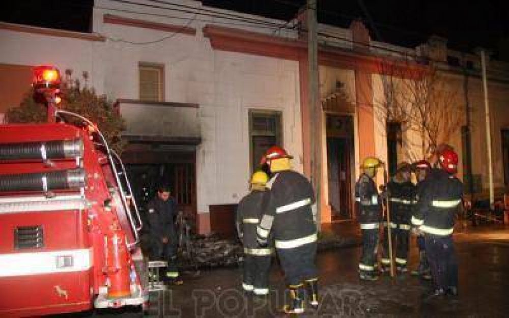 Elecciones 2013: Incendiaron el comit� de la UCR en Olavarr�a