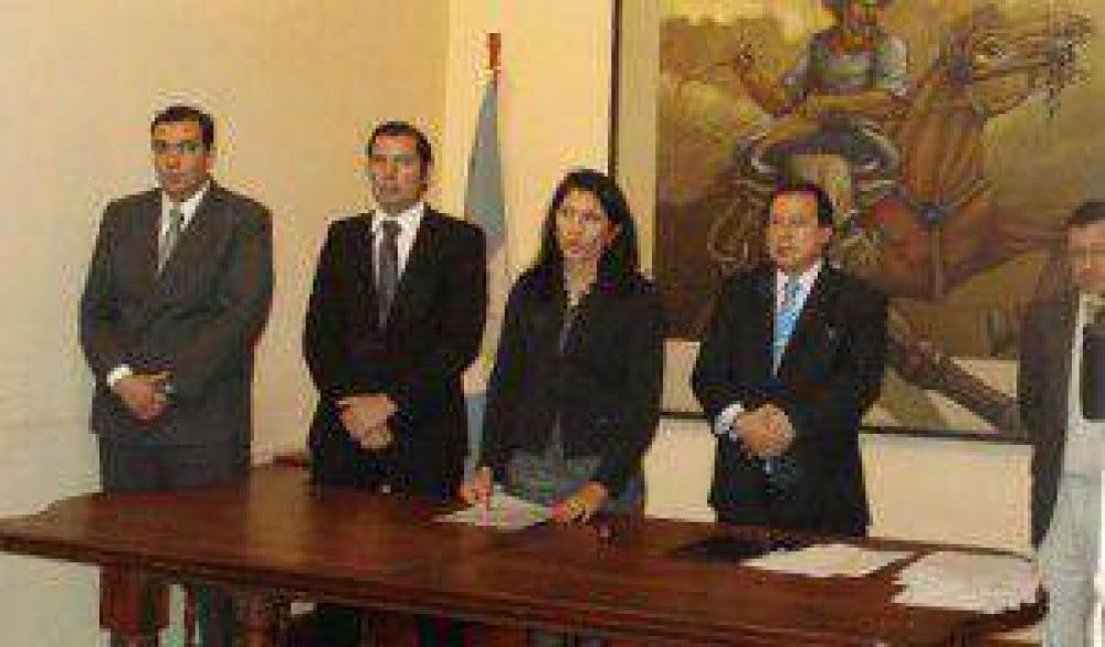 Olga Yanzi tom� juramento a una docena de nuevos abogados