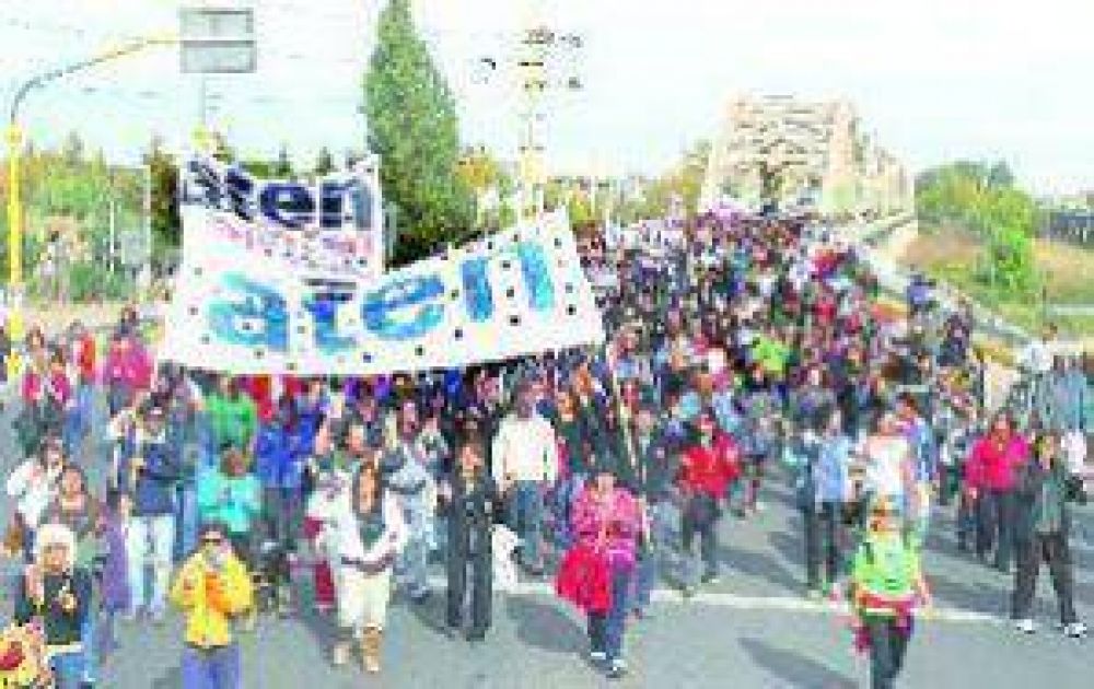 YPF-Chevron: Los docentes proponen un paro cuando se debata el acuerdo en la Legislatura