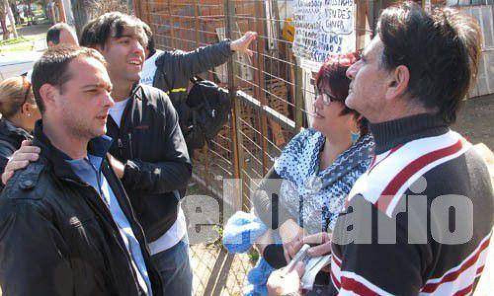 Domingo de campa�a: Diego Bossio camin� por Villa Rosa