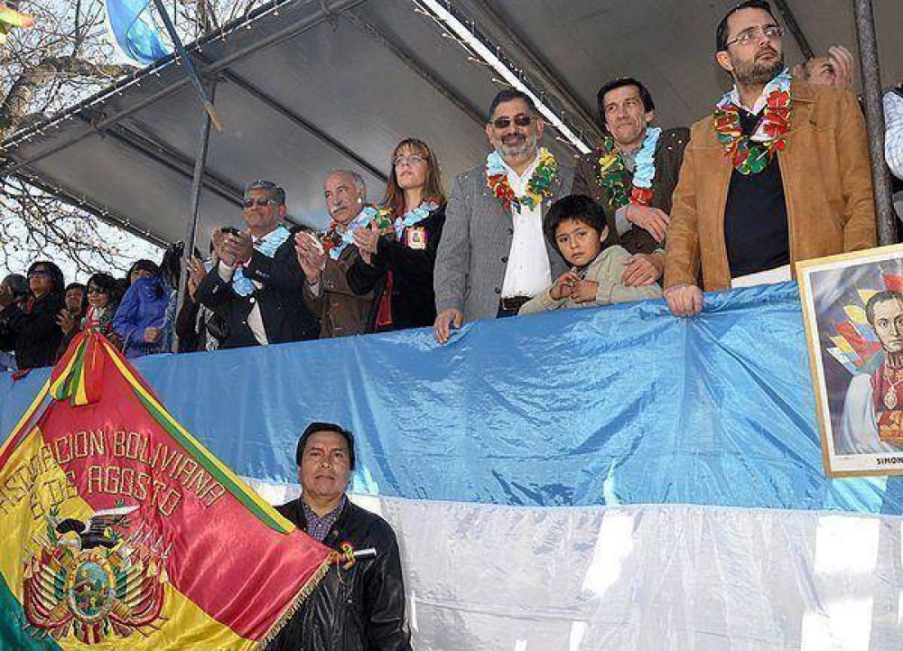 Con desfile cvico conmemoraron el da de la Independencia de Bolivia