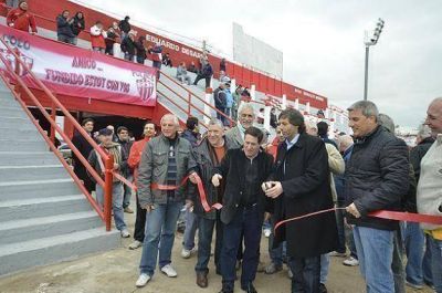 EL INTENDENTE DAR�O D�AZ P�REZ CORT� LAS CINTAS DE UNA NUEVA OBRA EN EL CLUB ATL�TICO TALLERES
