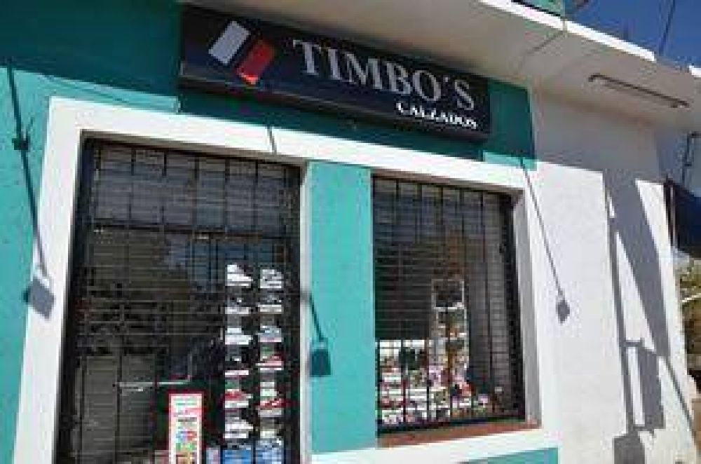 Sujetos arrancan una persiana y roban la zapater�a