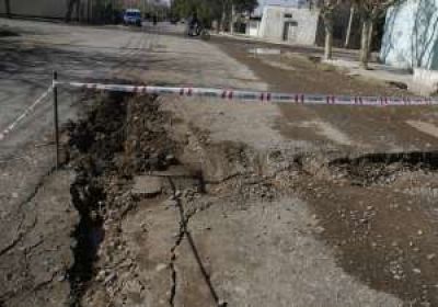 Por un ca�o roto, la zanja de las cloacas se hundi�