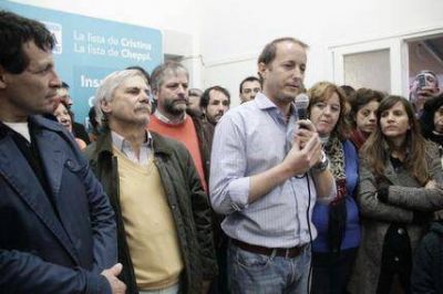 Insaurralde particip� de acto de campa�a junto a kirchneristas marplatenses y visit� Havanna en compa��a de Pulti
