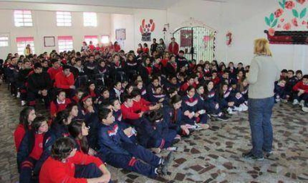 Vilma charlo ante 280 alumnos del Instituto Huailen