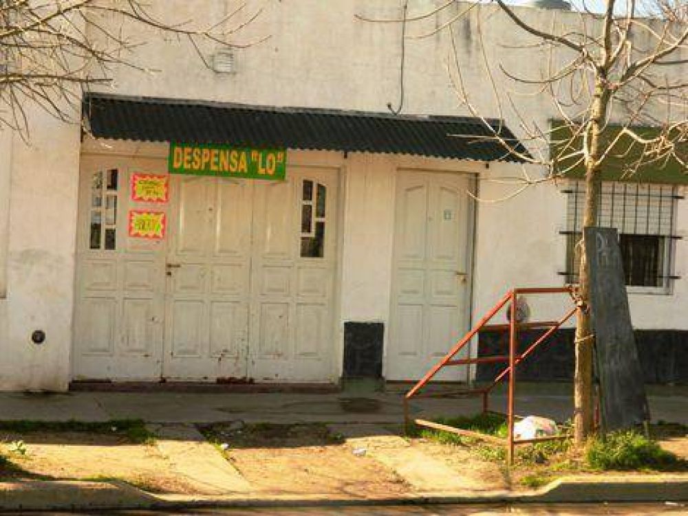 Tres personas aprehendidas por robar en un comercio 