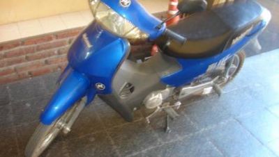 Le sustrajo la moto a su profesora
