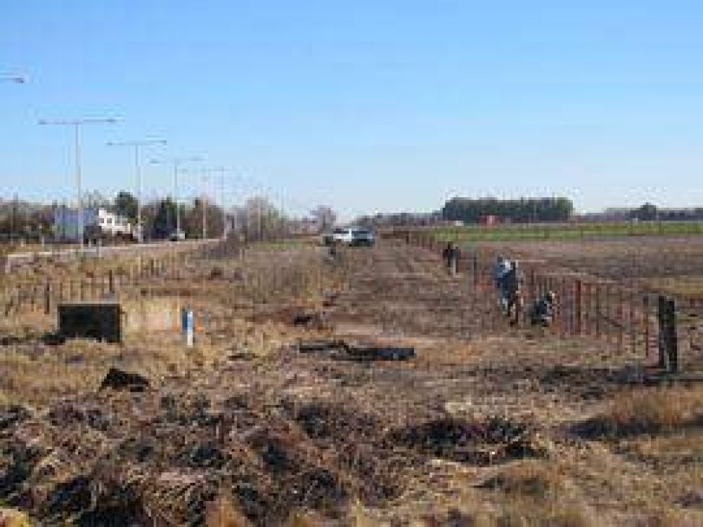 Colocaron, desde Estudiantes hasta la Ruta 5, el nuevo alambrado demarcatorio del acceso Kirchner	