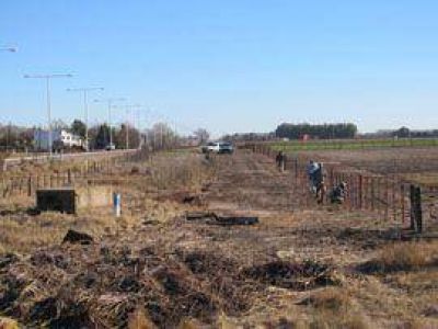 Colocaron, desde Estudiantes hasta la Ruta 5, el nuevo alambrado demarcatorio del acceso Kirchner	