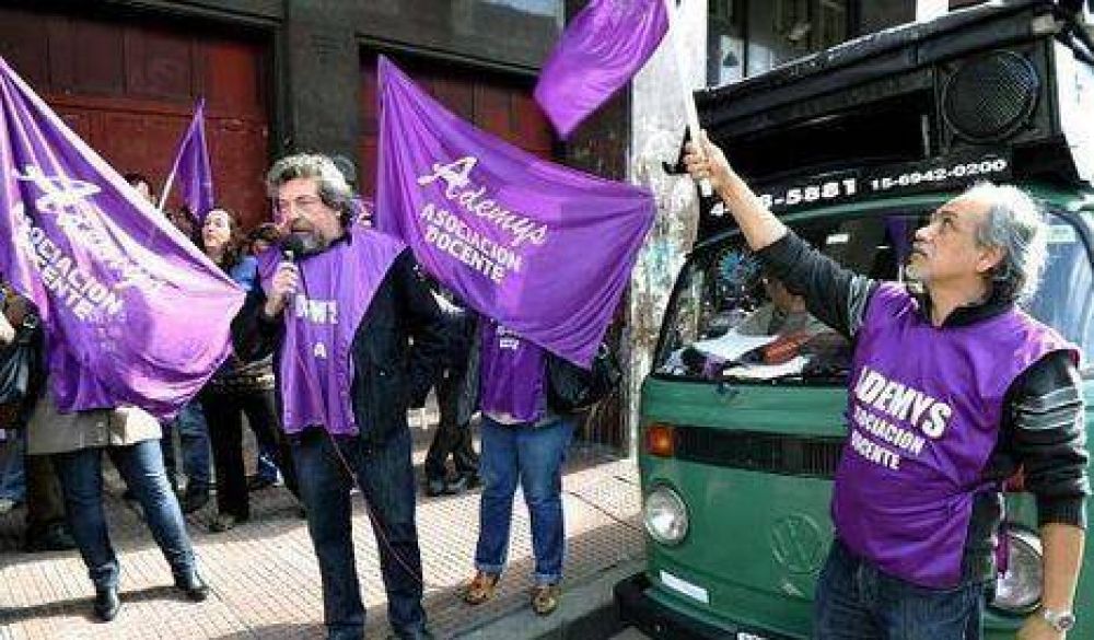 Denuncian vaciamiento de la escuela p�blica porte�a