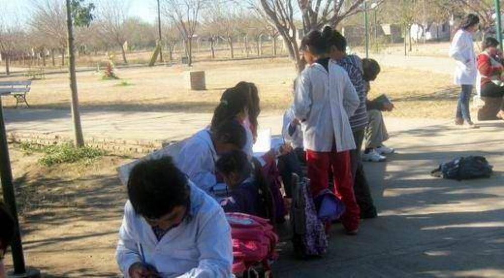 La escuela se traslad� a una plaza por aulas quemadas