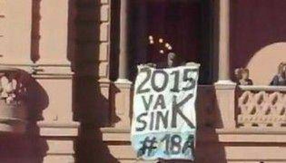Detienen a joven por desplegar bandera del #8A en Casa Rosada