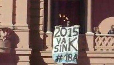 Detienen a joven por desplegar bandera del #8A en Casa Rosada