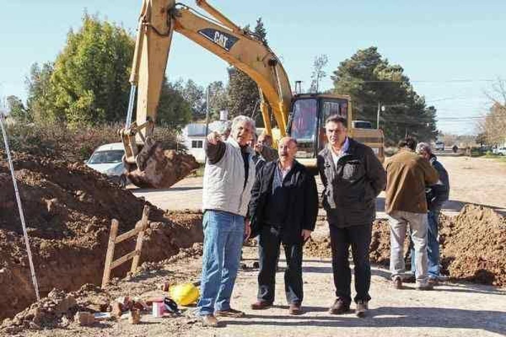 EL INTENDENTE MUNICIPAL RECORRI� LAS OBRAS DE CLOACAS QUE SE REALIZAN EN VILLA PIAZZA NORTE