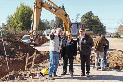 EL INTENDENTE MUNICIPAL RECORRI� LAS OBRAS DE CLOACAS QUE SE REALIZAN EN VILLA PIAZZA NORTE