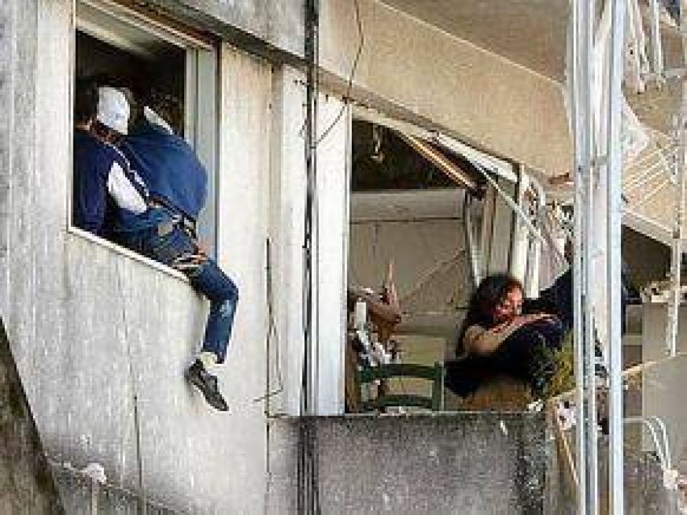 Dram�tico rescate de las personas que contin�an en el edificio de Rosario