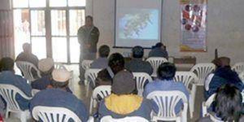 El Potrillo: Reuni�n con apicultores del oeste