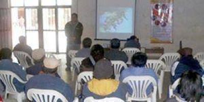 El Potrillo: Reuni�n con apicultores del oeste