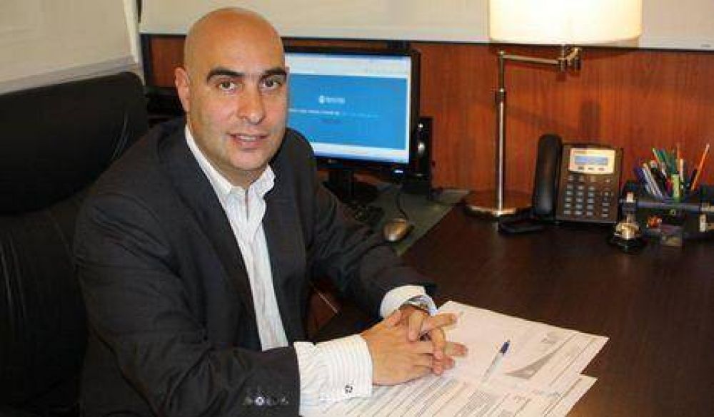 Denuncian penalmente a dos funcionarios porte�os