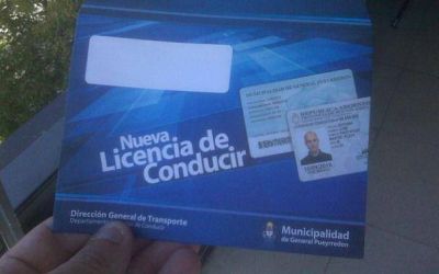 Entregaba licencias truchas, suger�an echarla y la suspendieron un mes