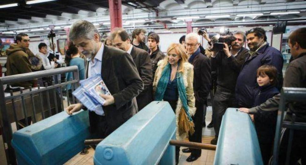 Filmus anunci� que iba en subte a Plaza de Mayo pero apareci� en Congreso