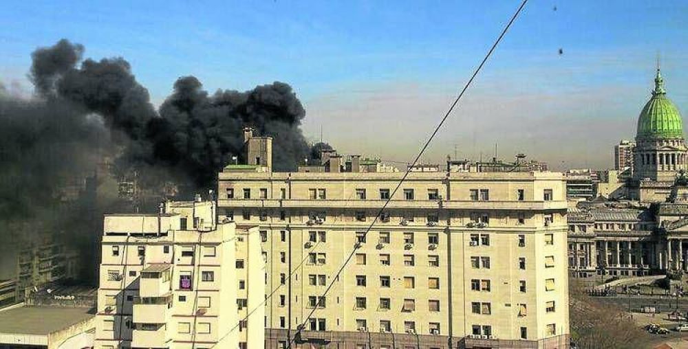 Susto y enorme nube de humo por un incendio frente al Congreso