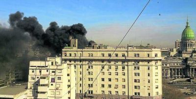 Susto y enorme nube de humo por un incendio frente al Congreso