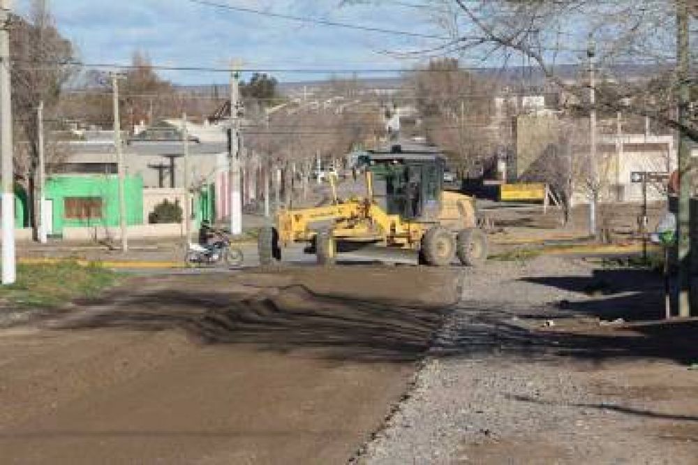 Contin�a el intenso operativo para mejorar las calles de ripio