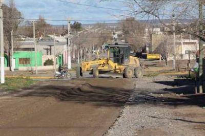 Contin�a el intenso operativo para mejorar las calles de ripio