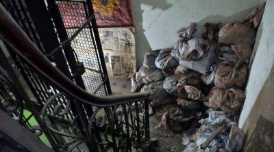 El edificio de Turismo est� ''tapado de basura''