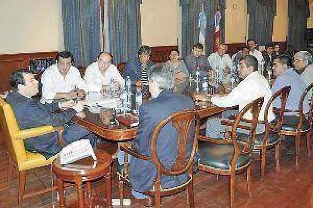 Zamora recibi� el apoyo de municipales bande�os