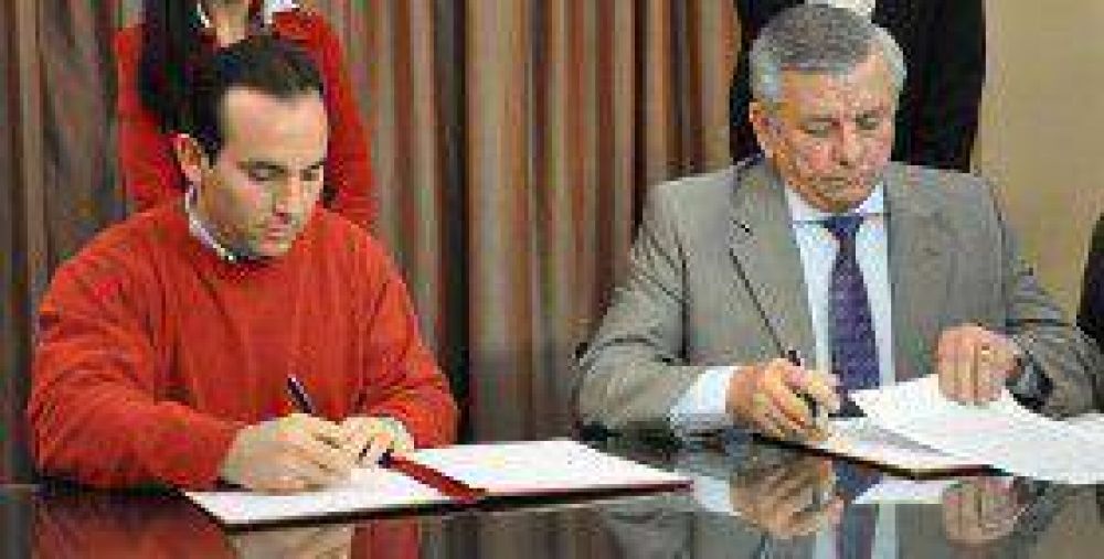 El Intendente Infante firm� contratos de obras