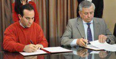 El Intendente Infante firm� contratos de obras