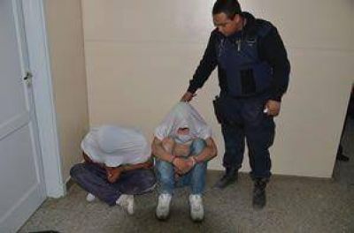 Con arma asaltaron a un taxista y los detuvieron