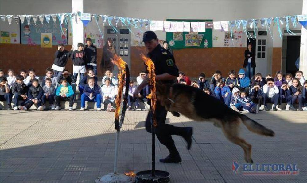 La Polic�a contin�a sus visitas a escuelas
