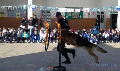 La Polic�a contin�a sus visitas a escuelas