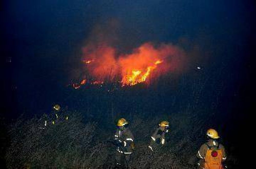 Voraz incendio en el oeste de Roca