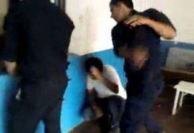 "La familia del preso golpeado en una c�rcel salte�a denunciar� a la Polic�a", titula Perfil